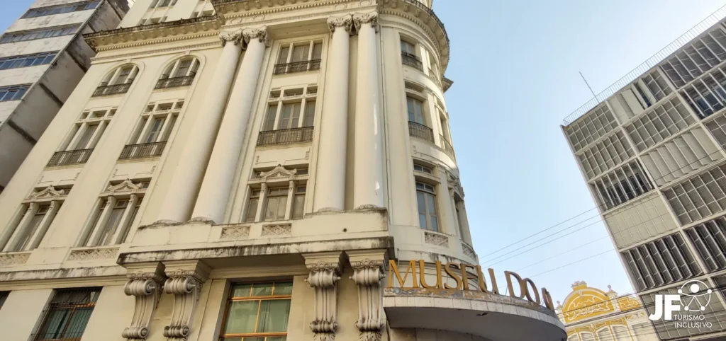 Fachada do edifício do Museu do Crédito Real voltada para a Rua Halfeld.