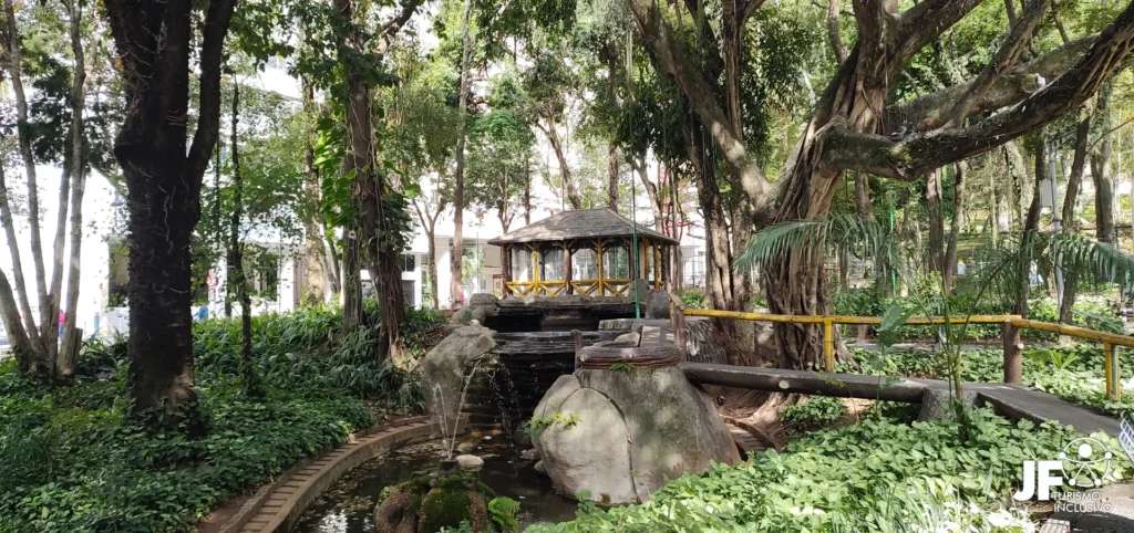 Quiosque e lago do Parque Halfeld.